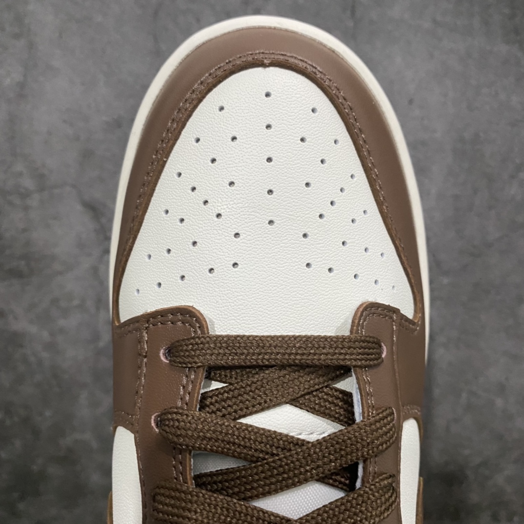 图片[5]-【小绿x版】NK Dunk Low 摩卡巧克力 DD1503-124 毫无疑问市场中端王者 全码福利开炸 长期补货价格一步到位 毫无疑问市场中端王者 实力大厂出品 新配色陆续开发 利润个位数只为口碑 全套原纸板楦头开发 确保原汁原味 完美呈现DUNK版型 一比一鞋头弧度高度鞋身弧度 此版本只针对中端市场 皮料材质有所更替 其他数据细节工艺流程均保持一致 绝不口嗨 细节品控鞋型随意对比 独家私模官方第六代原厂航空铝磨具打磨大底 鞋头坡度极致还原 无解鞋型 原盒原配 圈内天花板工艺 原厂玻璃冲刀 超高清洁度 全鞋零毛边皮料切割 原厂中底布点胶 中底布拉帮走线遵循公司 尺码：36 36.5 37.5 38 38.5 39 40 40.5 41 42 42.5 43 44 44.5 45 46 47.5-选品中心