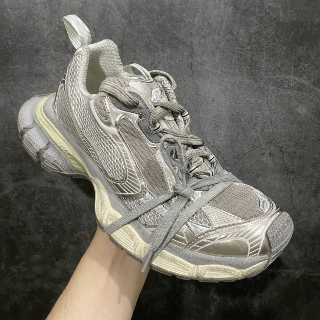 图片[3]-【总裁版】BALENCIAGA 3XL Sneakers 巴黎世家十代网布系带低帮走秀复古老爹鞋全套原纸板楦头开发 最原汁原味的灵魂版型全鞋荧光划线卡点 胶水把控整洁度追求极致完美每一双都是工艺品 多重QC质检 超越公司货的品控标准实实在在的免检产品 原盒原配 正确字体电绣 粗细、位置、大小正确 侧边TPU 透气孔匹配意产原版 正确分离大底 TPU软底 原版一致大底LOGO 立体感十足 原厂皮料水洗做旧 采购原厂网纱 不含皮革 网布材料和聚氨酯 磨损效果 鞋头边缘和后帮 Balenciaga 徽标 鞋面和后跟凸印尺码 鞋舌 3XL 橡胶品牌标识和反光细节 鞋帮拉袢和鞋舌拉祥 配反光细节 备用鞋带在鞋履前侧 可在穿着前取下 便于不同造型搭配 正常尺码  尺码：35 36 37 38 39 40 41 42 43 44 45 46n-莆田鞋批发中心