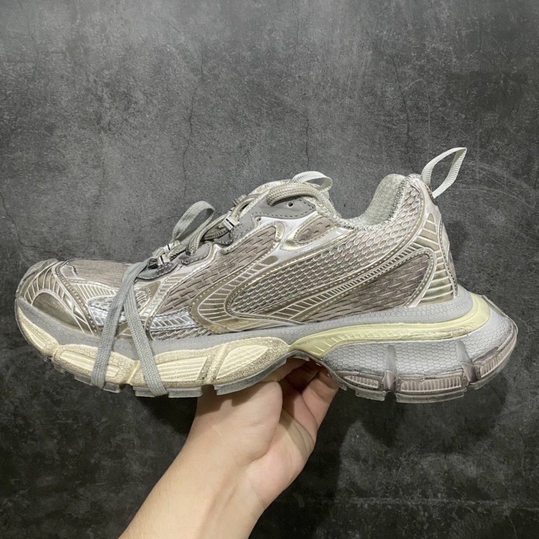 图片[2]-【总裁版】BALENCIAGA 3XL Sneakers 巴黎世家十代网布系带低帮走秀复古老爹鞋全套原纸板楦头开发 最原汁原味的灵魂版型全鞋荧光划线卡点 胶水把控整洁度追求极致完美每一双都是工艺品 多重QC质检 超越公司货的品控标准实实在在的免检产品 原盒原配 正确字体电绣 粗细、位置、大小正确 侧边TPU 透气孔匹配意产原版 正确分离大底 TPU软底 原版一致大底LOGO 立体感十足 原厂皮料水洗做旧 采购原厂网纱 不含皮革 网布材料和聚氨酯 磨损效果 鞋头边缘和后帮 Balenciaga 徽标 鞋面和后跟凸印尺码 鞋舌 3XL 橡胶品牌标识和反光细节 鞋帮拉袢和鞋舌拉祥 配反光细节 备用鞋带在鞋履前侧 可在穿着前取下 便于不同造型搭配 正常尺码  尺码：35 36 37 38 39 40 41 42 43 44 45 46n-莆田鞋批发中心