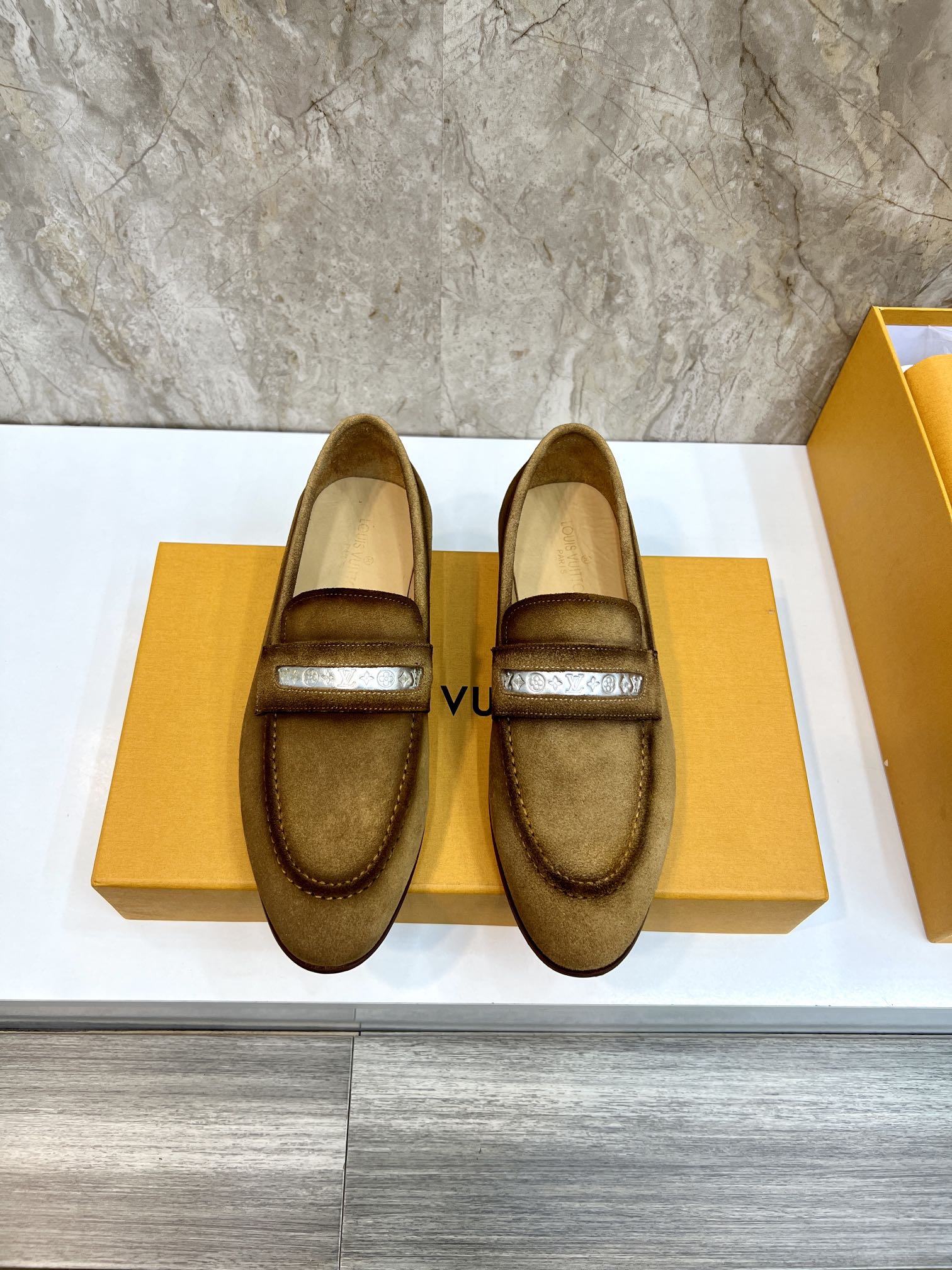 NO:587092,L's Vendome Flex Men's Loafers Vendome Flex loafers are made of imported cowhide, using elastic Goodyear technology as the traditional configuration and incorporating cork filling. Monogram trim shows exquisite details. Imported cowhide + cowhide lining + leather outsole Size38-44 (45/46 custom-made), Louis Vuitton leather shoes, louis vuitton, louis vuitton, loafers, cowhide, Leather soles19860909L家Vendome Flex男款乐福 Vendome Flex乐福鞋取材进口牛皮,以弹力固特异工艺为传统构型融入软木填充.monogram饰边展现工致细节. 进口牛皮+牛皮内里+真皮大底 Size38-44(45/46定做）,路易威登 皮鞋,louis vuitton,louis vuitton,loafers,cowhide,Leather soles,Men's shoes