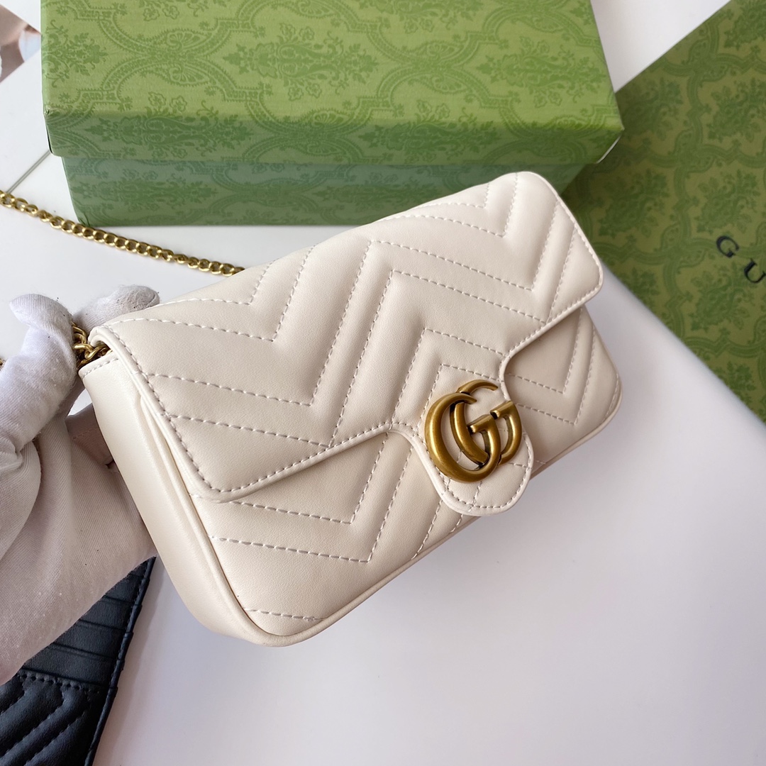 Gucci GG Marmont トートバッグ - ブラックレザーと古金色調の美しいデザイン