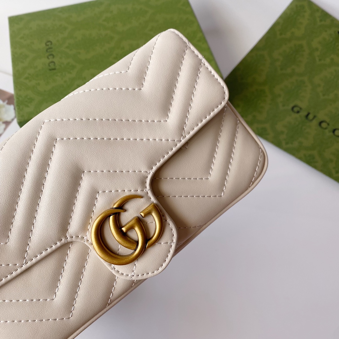 Gucci GG Marmont トートバッグ - ブラックレザーと古金色調の美しいデザイン