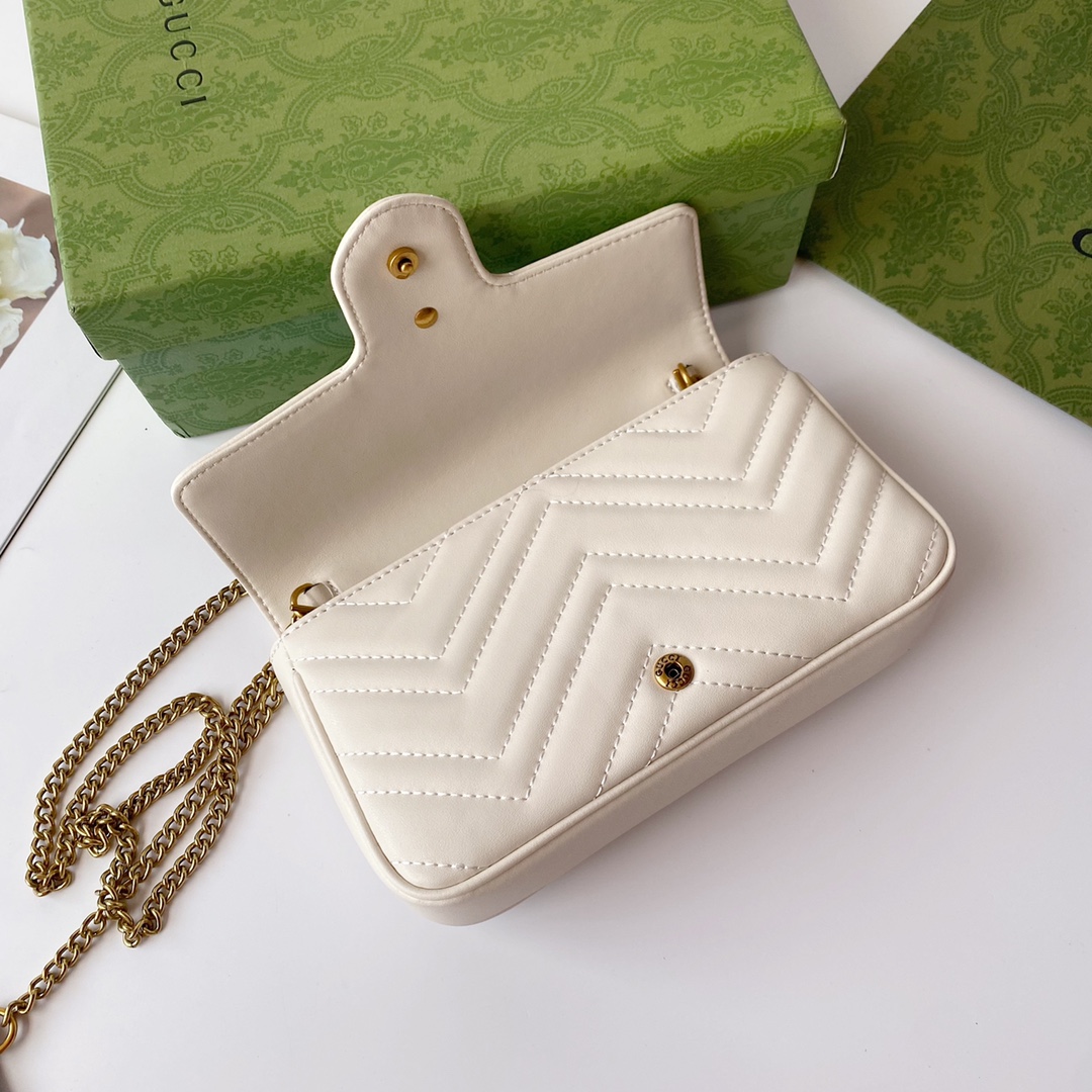 Gucci GG Marmont トートバッグ - ブラックレザーと古金色調の美しいデザイン