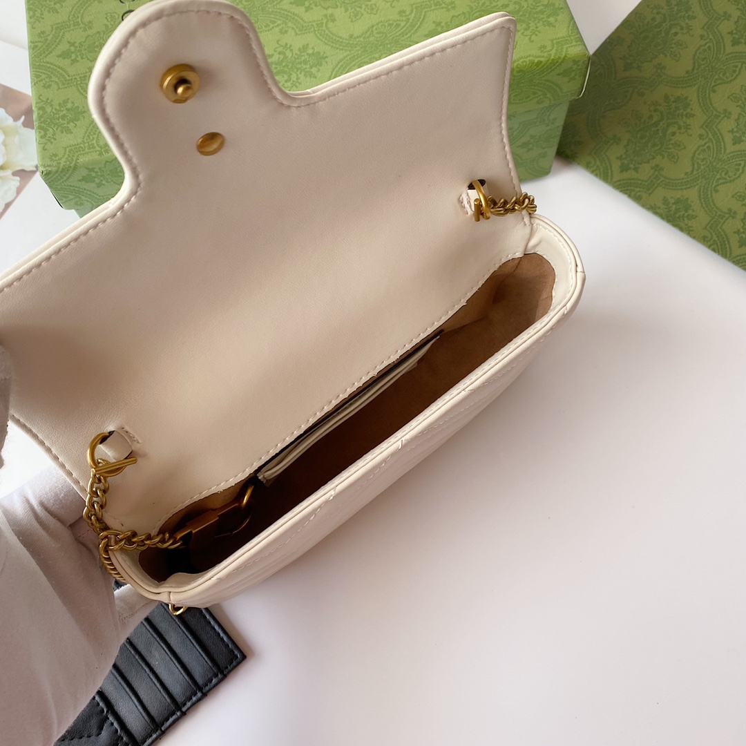 Gucci GG Marmont トートバッグ - ブラックレザーと古金色調の美しいデザイン