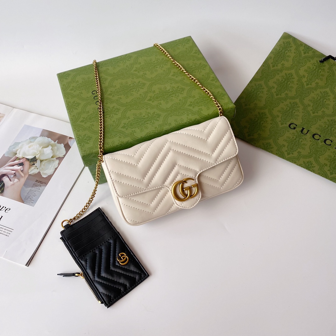 Gucci GG Marmont トートバッグ - ブラックレザーと古金色調の美しいデザイン