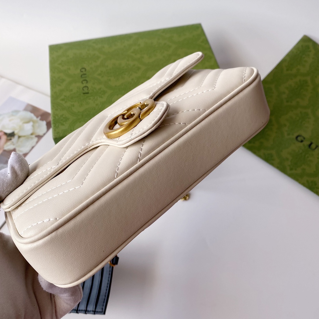 Gucci GG Marmont トートバッグ - ブラックレザーと古金色調の美しいデザイン