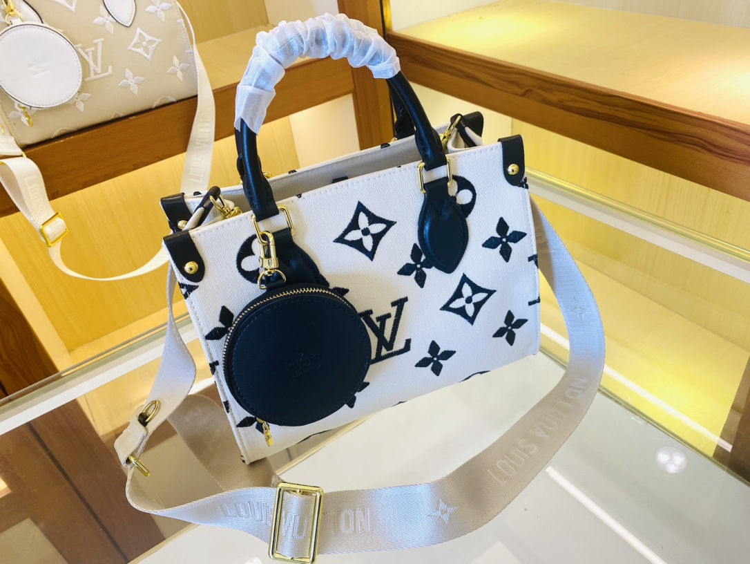 p320 M22853 M59856本款 OnTheGo 小号手袋为 Monogram 帆布渲染全新渐变粉彩色调