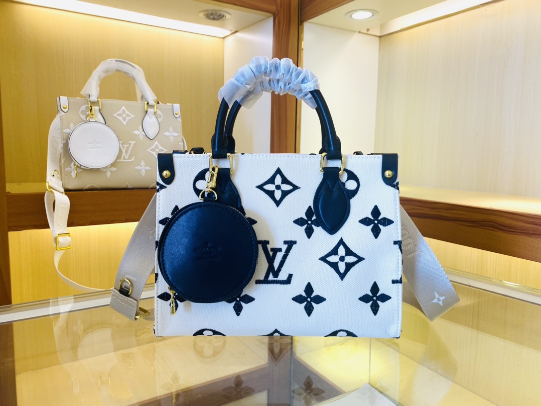 p320 M22853 M59856本款 OnTheGo 小号手袋为 Monogram 帆布渲染全新渐变粉彩色调