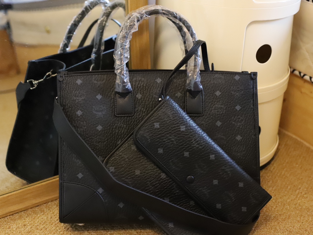 MCM MCM 这款 München手提包 设计秉承了形式遵循功能的理念 打造出这款具有规整轮廓的包袋