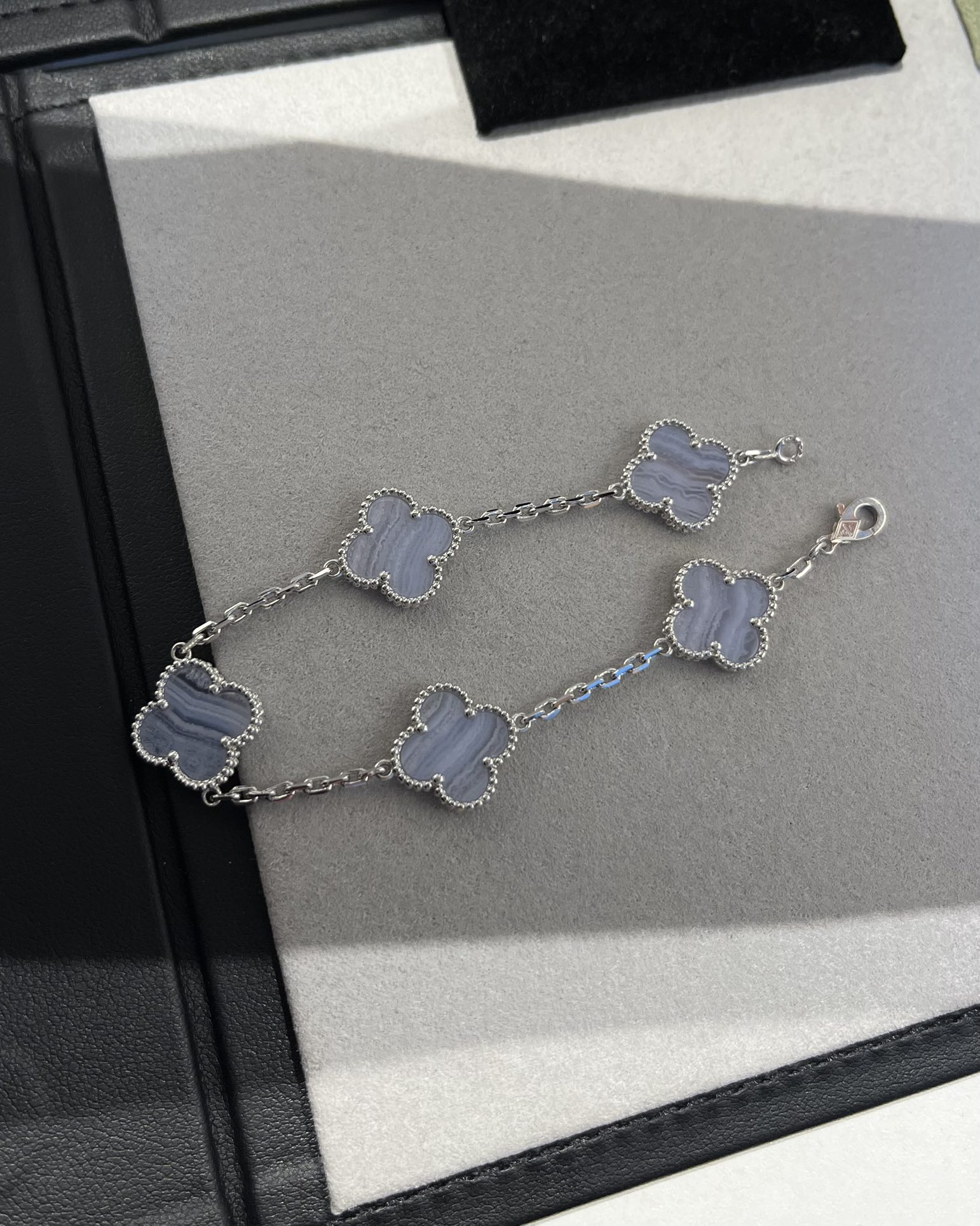 Van Cleef & Arpels vca 天然紫玉髓五花手链 白金色