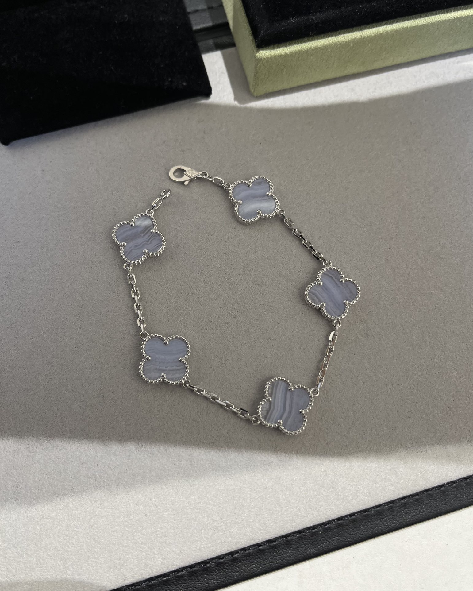 Van Cleef & Arpels vca 天然紫玉髓五花手链 白金色