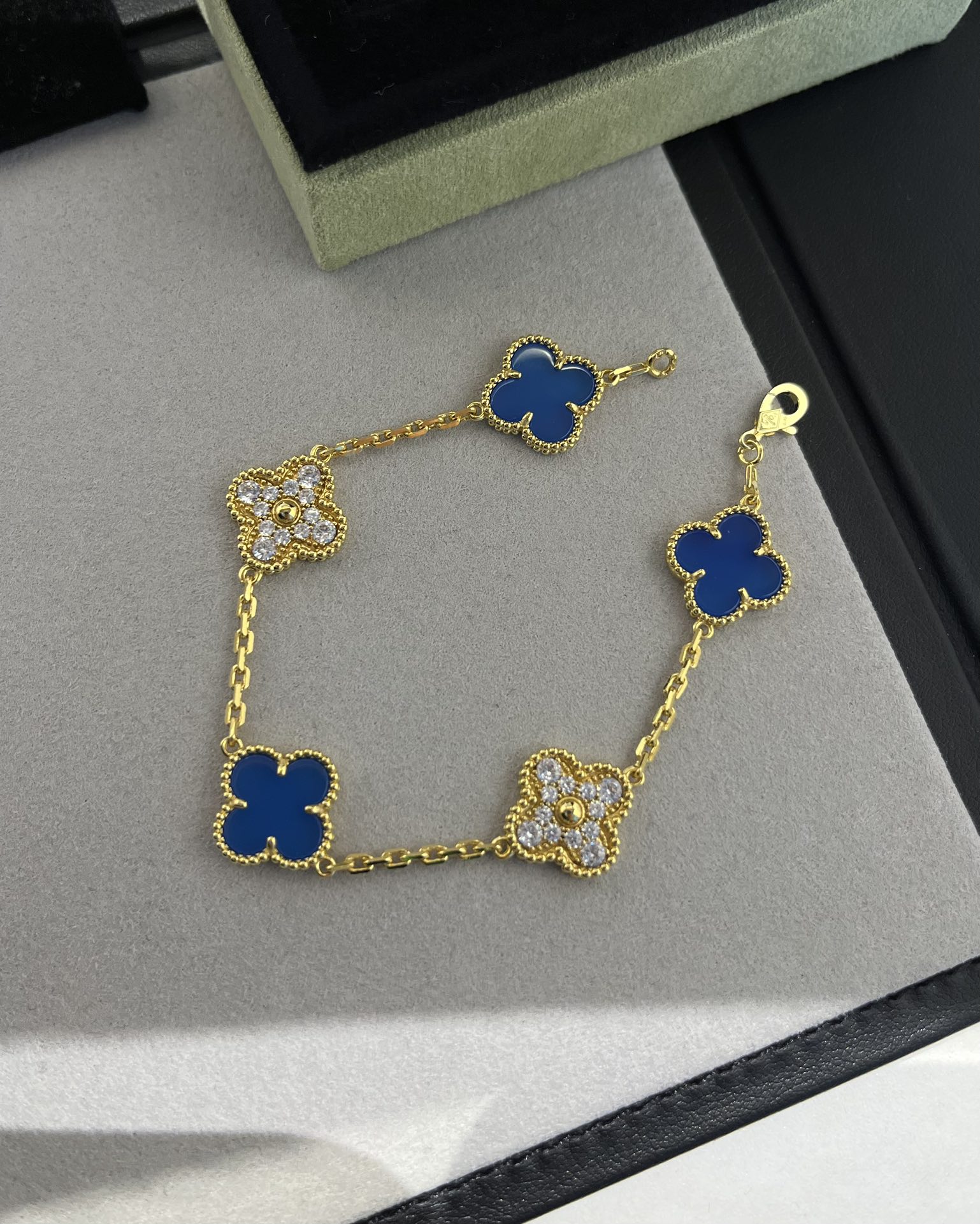 Van Cleef & Arpels 新品vca 蓝玉髓间钻五花手链 黄金色