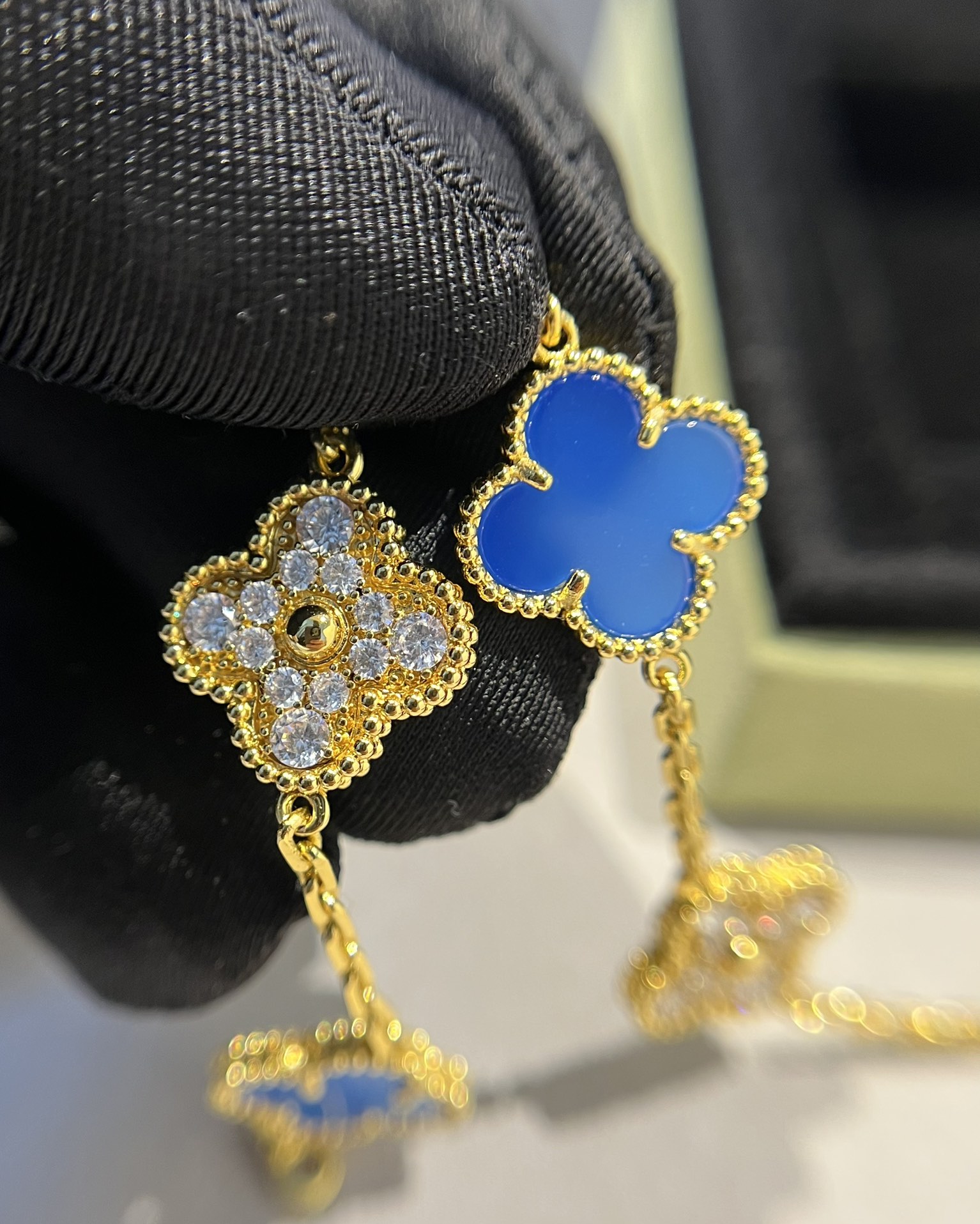 Van Cleef & Arpels 新品vca 蓝玉髓间钻五花手链 黄金色