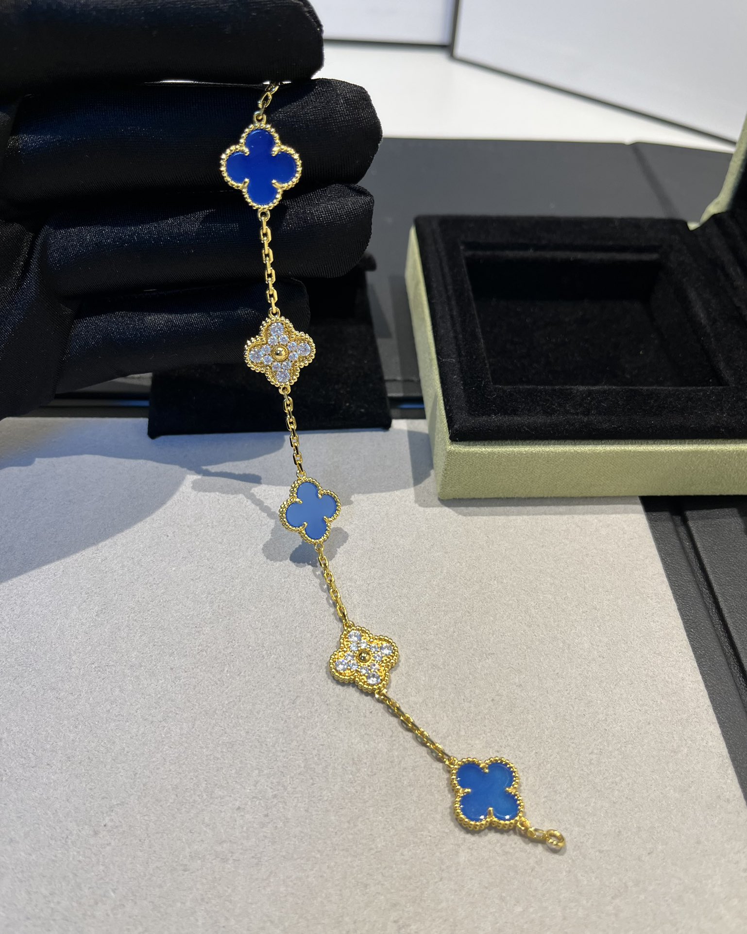 Van Cleef & Arpels 新品vca 蓝玉髓间钻五花手链 黄金色
