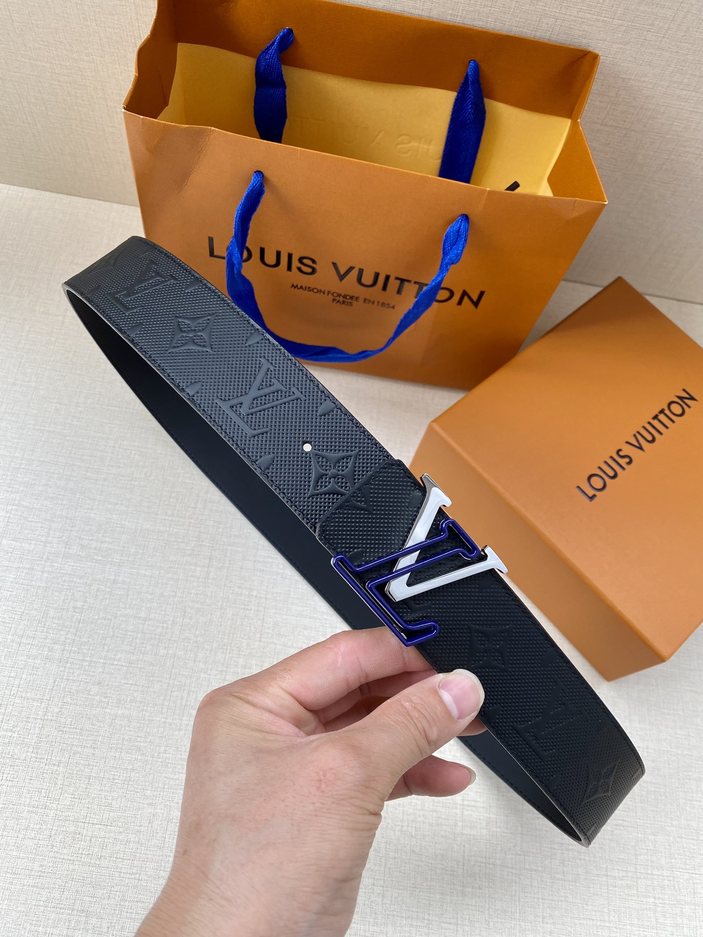 Lv原单头层牛皮压老花面内衬头层小牛
