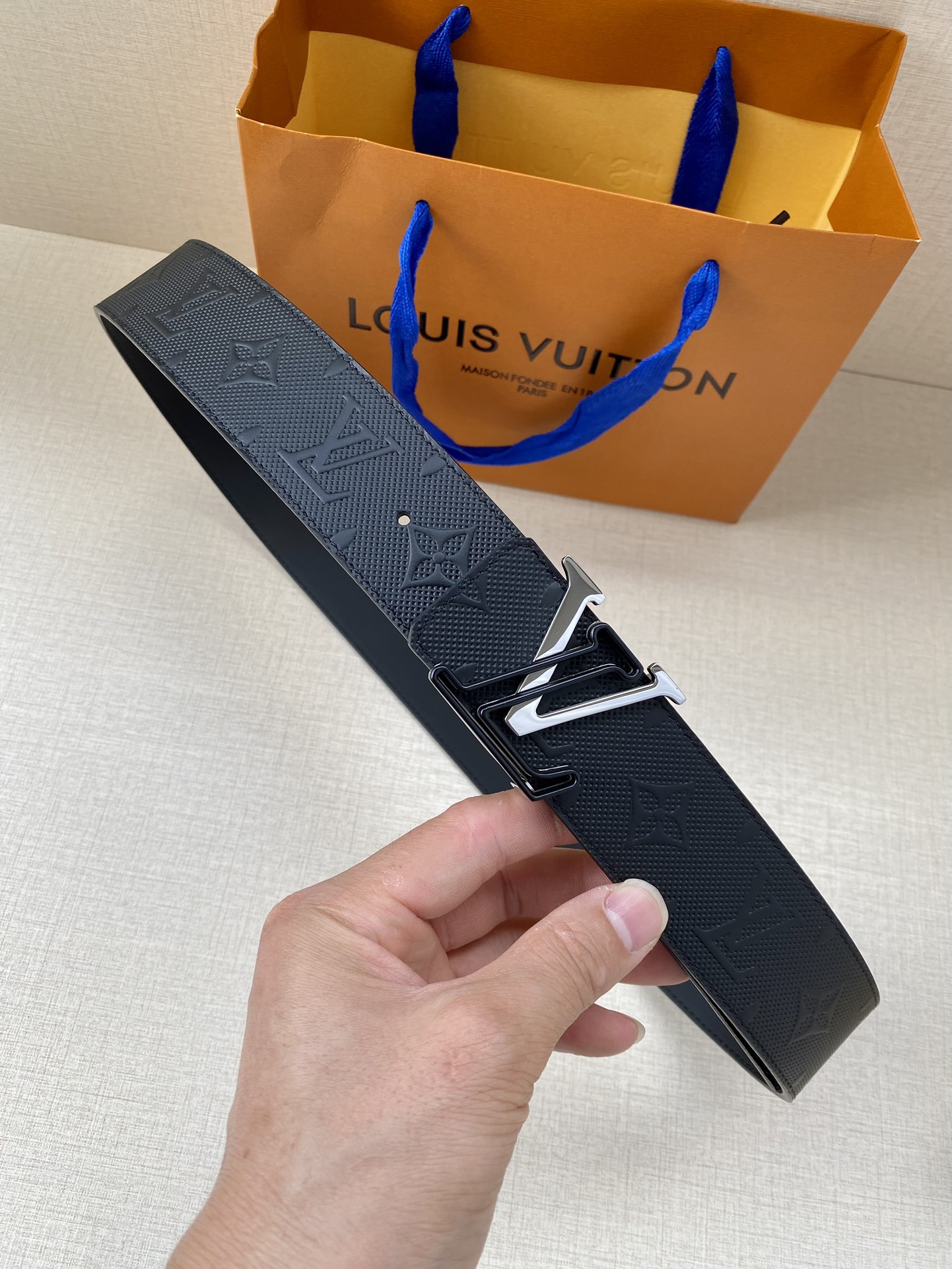 Lv原单头层牛皮压老花面内衬头层小牛