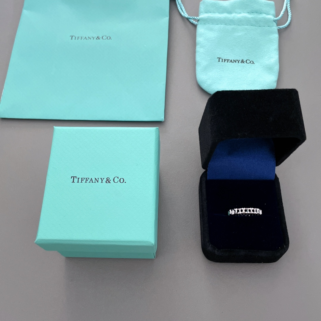 NO:633567,88180 [T space ring] Z is jewelry, and the material is real gold and real diamonds. If you need a real gold version, please contact customer service for customization!  Our sterling silver precision version comes with packaging!  Code number 6/7/8, corresponding inner ring diameter 16/17/18㎜, Tue series narrow version!  A very recommended one, suitable for wearing alone or for stacking and matching. It is an absolutely classic model that will last forever, niche yet very high-end!  The T series is definitely worth owning. Feel the visual effect. The squares are all composed of T letters, not square squares!  If you look closely, it is made up of a combination of raised front and back 'T's. Every edge and corner is accurately positioned to achieve such a visual effect. It is crafted by master craftsmen to give you the enjoyment of jewelry [strong], ring, pure silver, Cartier high-end jewelry1986090988180【T空格戒指】 Z为珠宝类,材质为真金真钻,需要真金版本可联系客服定制！我们纯银精工版,配包装！码数6/7/8,对应内圈直径16/17/18㎜,Tue系列窄版！非常推荐的一款,适合单独佩戴,也适合叠加搭配,绝对经典万年款,小众又非常高级！T系列绝对值得你拥有,感受一下这个视觉效果,方格全部有T字组成,并非是方正的方格！仔细看是由凸起来的正反“T”的组合而成,根据Z精准的定位好每一个棱角,以达到这样的视觉效果,老师傅精工打造,给你珠宝类的享受[强],,ring,pure silver,卡迪亚高端饰品,Jewelry