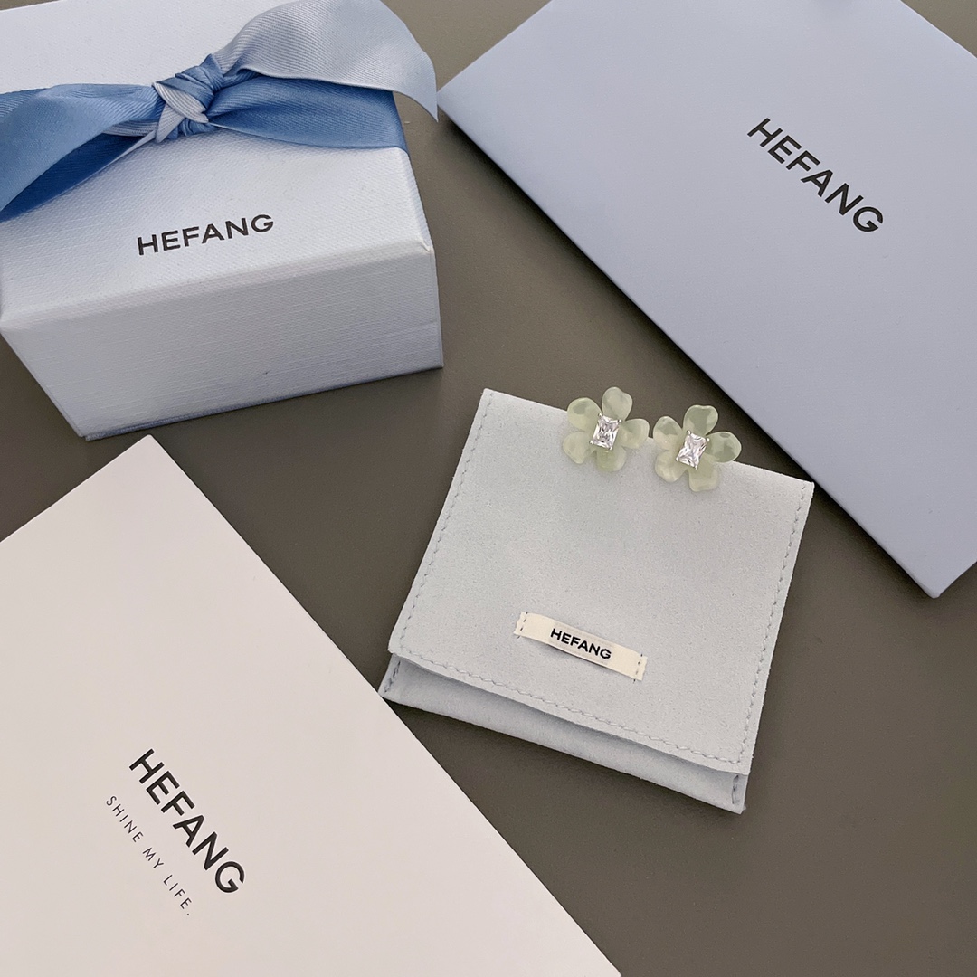 NO:632807,88220 [He Fang Freesia Earrings] Z, Zhao Lusi, Ba Xiaoxin, Zhao Jinmai, Bailu are the same style and are beautiful!  The summer atmosphere is full!  Juejuezi comes in two colors: white and green, with packaging!  The flower language of freesia is innocence, purity and happiness. A small flower with a beautiful meaning, the three-dimensional freesia leaps between the ears, fresh and elegant, soft and gentle. The specially customized imported plate material presents a petal pattern that restores the texture of the plant. It is small and light for daily wear and instantly transforms into a summer elf. It is super suitable for vacation matching, Cardia high-end jewelry1986090988220【何方小苍兰耳钉】Z ,赵露思,霸小欣,赵今麦,白鹿同款绝美！夏天氛围感拉满！绝绝子白色,绿色两个颜色,配包装！小苍兰的花语是天真、纯洁、幸福.拥有美好寓意的小花,立体小苍兰跃于耳间,清新淡雅,柔美温和,特别定制的进口板材材料呈现出花瓣纹路还原植物肌理,日常佩戴小巧轻盈瞬间化身夏日小精灵.超级适合度假搭配呀,,卡迪亚高端饰品,Jewelry