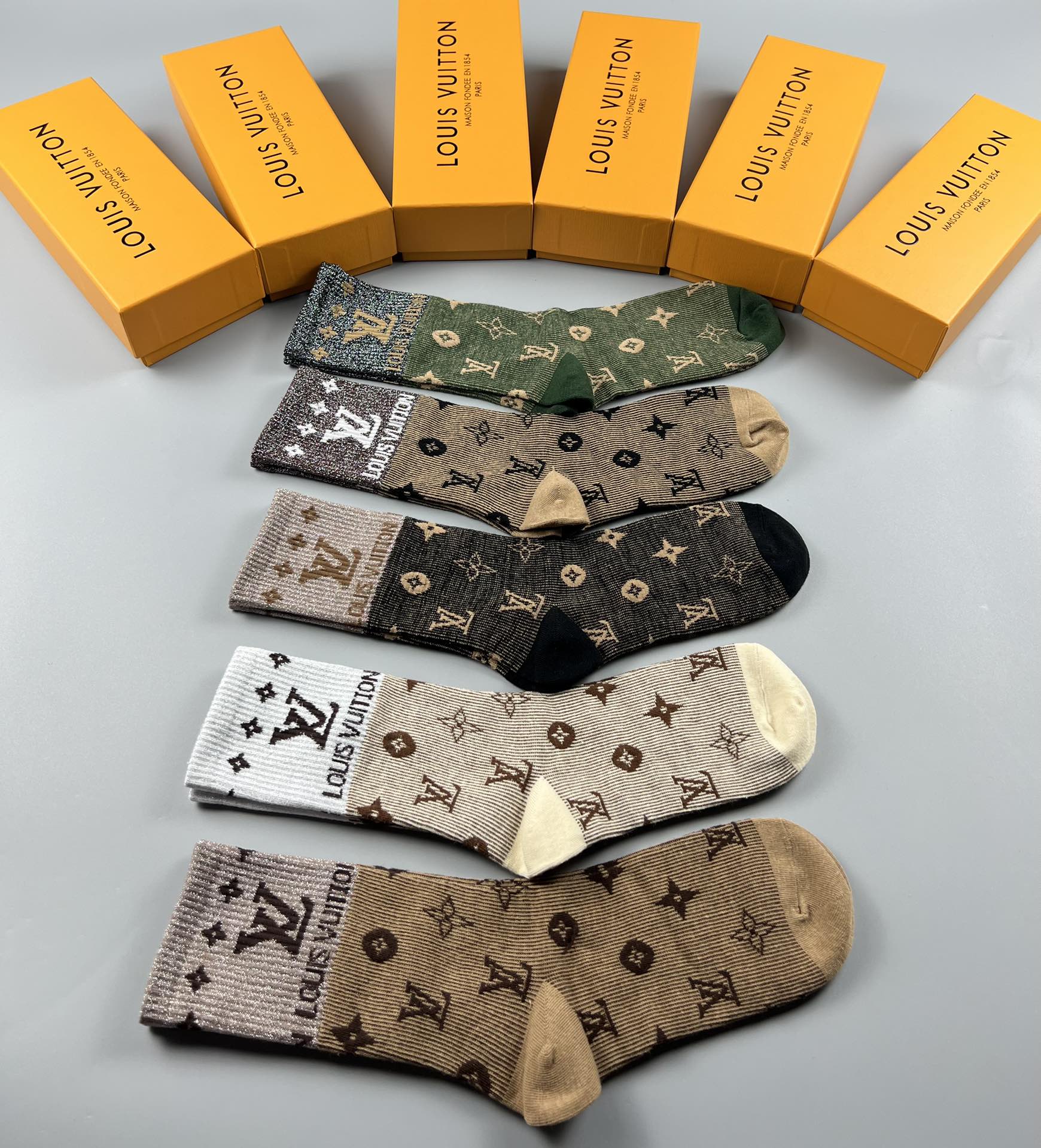 💛配专柜包装
LV（路易威登）新款中长款堆堆袜袜子！一盒五双，专柜同步筒袜袜子，💛大牌出街，潮人必备🔥超