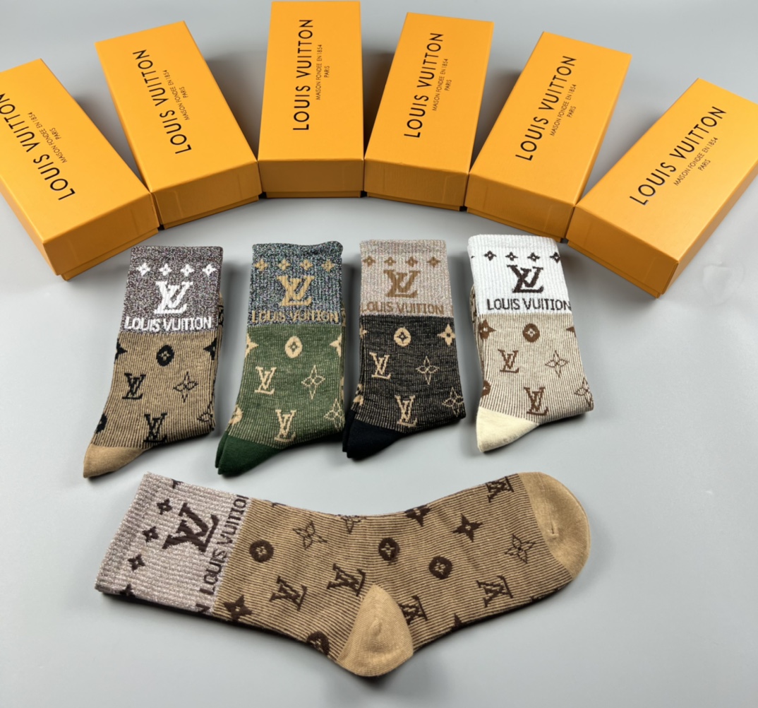 💛配专柜包装
LV（路易威登）新款中长款堆堆袜袜子！一盒五双，专柜同步筒袜袜子，💛大牌出街，潮人必备🔥超