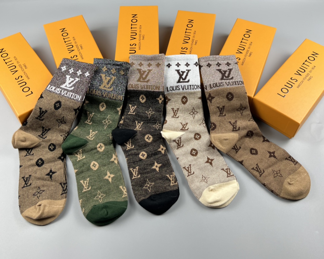 💛配专柜包装
LV（路易威登）新款中长款堆堆袜袜子！一盒五双，专柜同步筒袜袜子，💛大牌出街，潮人必备🔥超