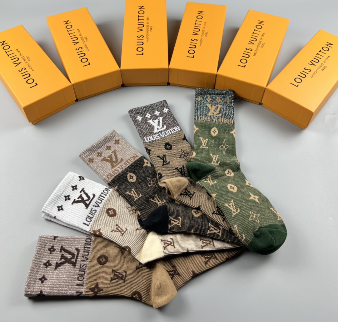 💛配专柜包装
LV（路易威登）新款中长款堆堆袜袜子！一盒五双，专柜同步筒袜袜子，💛大牌出街，潮人必备🔥超