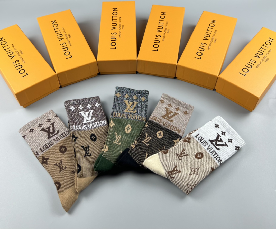 💛配专柜包装
LV（路易威登）新款中长款堆堆袜袜子！一盒五双，专柜同步筒袜袜子，💛大牌出街，潮人必备🔥超