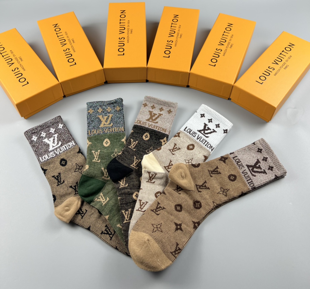 💛配专柜包装
LV（路易威登）新款中长款堆堆袜袜子！一盒五双，专柜同步筒袜袜子，💛大牌出街，潮人必备🔥超