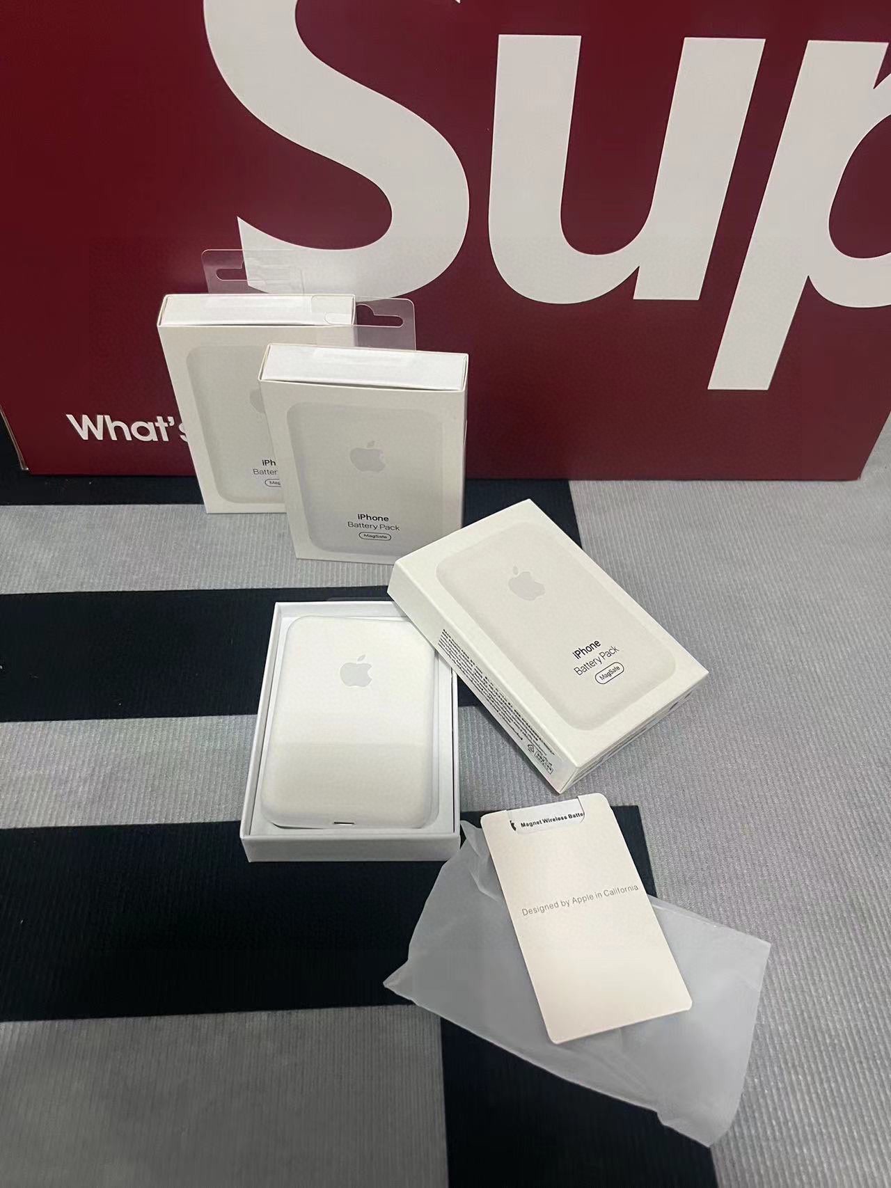 供货价:37💰『苹果充电宝 』华强北终瑞供应,独家实拍素材,保证48小时物流,
源头供应独家实拍，⚠️售后要扣除包装费用如果有损坏的情况下哦（售后要扣除5运费5包装费哦）
超高颜值充电宝！方便携带小巧轻便！小体积大容量！这么小的体积居然有5000毫安！出门随身携带！放在包里也完全不占地方 ～自带高级感！

 Apple Lightning输入：5V/2A 磁吸无限输出：10W！尺寸：长度96*宽度64*厚度11.5mm容量：5000毫安额定容量: 1460净重量：105g毛重量：150g