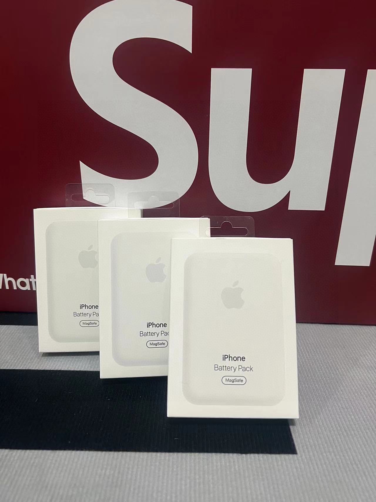 供货价:37💰『苹果充电宝 』华强北终瑞供应,独家实拍素材,保证48小时物流,
源头供应独家实拍，⚠️售后要扣除包装费用如果有损坏的情况下哦（售后要扣除5运费5包装费哦）
超高颜值充电宝！方便携带小巧轻便！小体积大容量！这么小的体积居然有5000毫安！出门随身携带！放在包里也完全不占地方 ～自带高级感！

 Apple Lightning输入：5V/2A 磁吸无限输出：10W！尺寸：长度96*宽度64*厚度11.5mm容量：5000毫安额定容量: 1460净重量：105g毛重量：150g