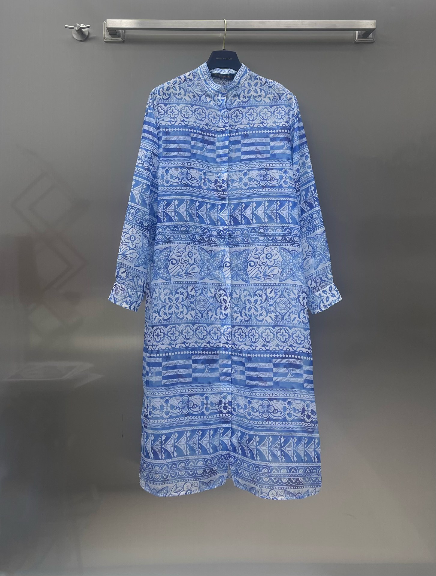 NO:696798,Louis Vuitto* new products are on the shelves. Printed shirt dress. Customized silky twill thick material. YB counter-printing tailoring. Penetrating printing technology makes the garment full of texture. It is like wearing nothing. The latest series of printed patterns are decorated with elegant temperament on the upper body for daily commuting. High version 2 colors, Louis Vuitton, skirts,19860909Louis Vuitto* 新品上架 印花衬衣裙 定制丝滑的斜纹稠材质 YB对版印花剪裁 渗透印花工艺 让成衣质感十足 宛如无物穿搭体验 最新系列印花图案装饰 上身飘逸气质 日常通勤都 高版本2色,,louis vuitton,skirts,,Women's clothing