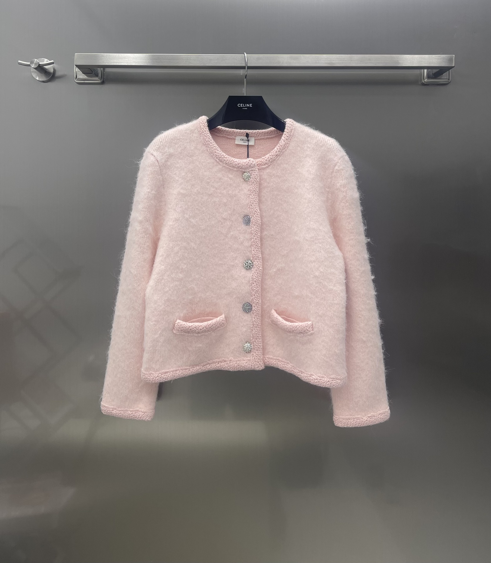 NO:696795,Celin* New product on the shelves Wool round neck cardigan Weaved with custom wool yarn Decorated with YB molded custom hardware Gorgeous but not exaggerated Multiple washes Soft and comfortable but not tight Pink nude pink color Wear alone with short skirts and denim trousers A very eye-catching item The upper body is playful, sweet and versatile, a must-have for ageing. High version 2 colors,,celine,skirts,19860909Celin* 新品上架 羊毛圆领开衫 定制羊毛纱线织造 饰以YB开模定制五金 华丽而不夸张 多重水洗 软糯舒适而不扎身 粉嫩的裸粉色系 单穿搭配短裙牛仔长裤 非常吸睛的一个单品 上身减龄俏皮甜美百搭必备款  高版本2色,,celine,skirts,,Women's clothing