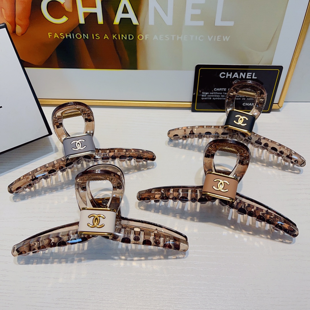 NO:276048,Chanel Xiaoxiang Chanel clip new retro logo clip versatile temperament and exquisite daily items. Must-in-place items for fairies. Treasure style. Recommended style for closed eyes (single with hairband box) hairpins, hairpins, chanel, hairpins19860909Chanel小香 Chanel抓夹 新款复古logo抓夹 气质百搭 日常精致小单品 小仙女必入单品 宝藏款 闭眼入推荐款（单个配发箍盒）发夹,发夹,chanel,hairpins,accessory