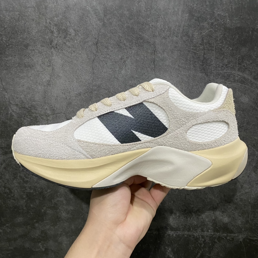 图片[2]-【纯原版】AURALEE x New Balance Warped Runner NB新百伦联名低帮复古老爹风休闲运动慢跑鞋原楦开发版型 采用环保纤维革拼接透气网眼衬垫织物鞋面材质 T-Beam大底提供足步弓支撑 保持步态稳定后跟搭载外露缓震胶 破坏解构做旧有内味了 以极简主义美学闻名的日本时尚品牌 AURALEE 在巴黎时装周 2024 年春夏时装秀上推出了与 New Balance 的全新合作鞋款 Warped Runner 采用网布和奢华绒面革覆盖层 侧面的同色系「N」标志是对 New Balance 品牌的微妙致敬 同时配有同色系模压 FuelCell 泡沫中底和橡胶外底 此次合作是两个品牌共同致力于简约设计的完美典范 是日常穿着的绝佳选择  尺码：35.5 36 37 37.5 38 38.5 39.5 40 40.5 41.5 42 42.5 43 44 45 46-莆田鞋批发中心