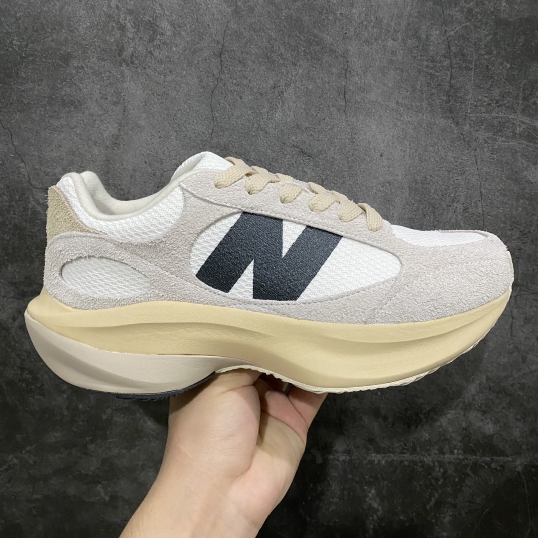 【纯原版】AURALEE x New Balance Warped Runner NB新百伦联名低帮复古老爹风休闲运动慢跑鞋原楦开发版型 采用环保纤维革拼接透气网眼衬垫织物鞋面材质 T-Beam大底提供足步弓支撑 保持步态稳定后跟搭载外露缓震胶 破坏解构做旧有内味了 以极简主义美学闻名的日本时尚品牌 AURALEE 在巴黎时装周 2024 年春夏时装秀上推出了与 New Balance 的全新合作鞋款 Warped Runner 采用网布和奢华绒面革覆盖层 侧面的同色系「N」标志是对 New Balance 品牌的微妙致敬 同时配有同色系模压 FuelCell 泡沫中底和橡胶外底 此次合作是两个品牌共同致力于简约设计的完美典范 是日常穿着的绝佳选择  尺码：35.5 36 37 37.5 38 38.5 39.5 40 40.5 41.5 42 42.5 43 44 45 46-莆田鞋批发中心