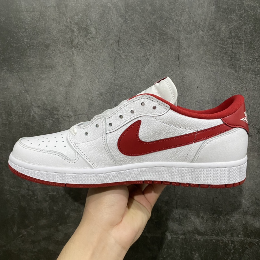 图片[2]-【莞产DG纯原】Air Jordan1 Low OG Swoosh  纯原AJ1白红低帮 白蓝 705329-101nn市场OG低帮天花板 全套原纸板楦头开发 原厂特供皮料加持 确保原汁原味 完美呈现一代版型 一比一鞋头弧度高度鞋身弧度 数据细节工艺流程均保持原鞋一致 后跟弧度收口自然对折 极致一眼正品既视感 原厂皮料 进口玻璃冲刀皮料裁剪零毛边 承诺百分百一致原鞋 全鞋电脑针车工艺 鞋面清洁度最高QC检验标准 控制溢胶 飞翼3D高频深度立体 鞋盒、防尘纸 均采购来自原厂SIZE：40.5 41 42 42.5 43 44 44.5 45 46 47.5-莆田鞋批发中心