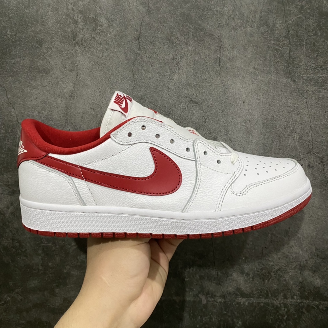 【莞产DG纯原】Air Jordan1 Low OG Swoosh  纯原AJ1白红低帮 白蓝 705329-101nn市场OG低帮天花板 全套原纸板楦头开发 原厂特供皮料加持 确保原汁原味 完美呈现一代版型 一比一鞋头弧度高度鞋身弧度 数据细节工艺流程均保持原鞋一致 后跟弧度收口自然对折 极致一眼正品既视感 原厂皮料 进口玻璃冲刀皮料裁剪零毛边 承诺百分百一致原鞋 全鞋电脑针车工艺 鞋面清洁度最高QC检验标准 控制溢胶 飞翼3D高频深度立体 鞋盒、防尘纸 均采购来自原厂SIZE：40.5 41 42 42.5 43 44 44.5 45 46 47.5-莆田鞋批发中心