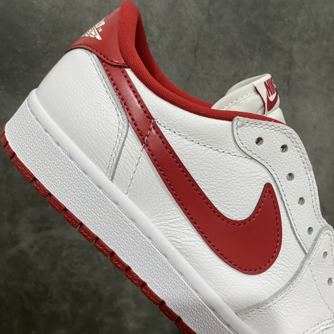 图片[7]-【莞产DG纯原】Air Jordan1 Low OG Swoosh  纯原AJ1白红低帮 白蓝 705329-101nn市场OG低帮天花板 全套原纸板楦头开发 原厂特供皮料加持 确保原汁原味 完美呈现一代版型 一比一鞋头弧度高度鞋身弧度 数据细节工艺流程均保持原鞋一致 后跟弧度收口自然对折 极致一眼正品既视感 原厂皮料 进口玻璃冲刀皮料裁剪零毛边 承诺百分百一致原鞋 全鞋电脑针车工艺 鞋面清洁度最高QC检验标准 控制溢胶 飞翼3D高频深度立体 鞋盒、防尘纸 均采购来自原厂SIZE：40.5 41 42 42.5 43 44 44.5 45 46 47.5-莆田鞋批发中心