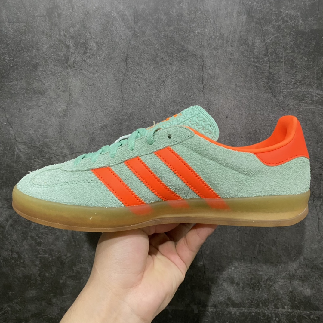 图片[2]-【纯原版】Adidas Originals Gazelle Indoor浅绿橙色 HQ8714 三叶草复古休闲防滑耐磨低帮板鞋nn目前最高版 区别市场通货 正确粗反绒皮 正确鞋舌正确侧面压印凹陷烫金GAZELLE字母 海玻璃鞋垫背部刷胶n后跟港宝定型 纸板中底也都是同步原鞋 高价零售主推版本 尺码：35 36 36.5 37 38 38.5 39 40 40.5 41 42 42.5 43 44 44.5 45-莆田鞋批发中心