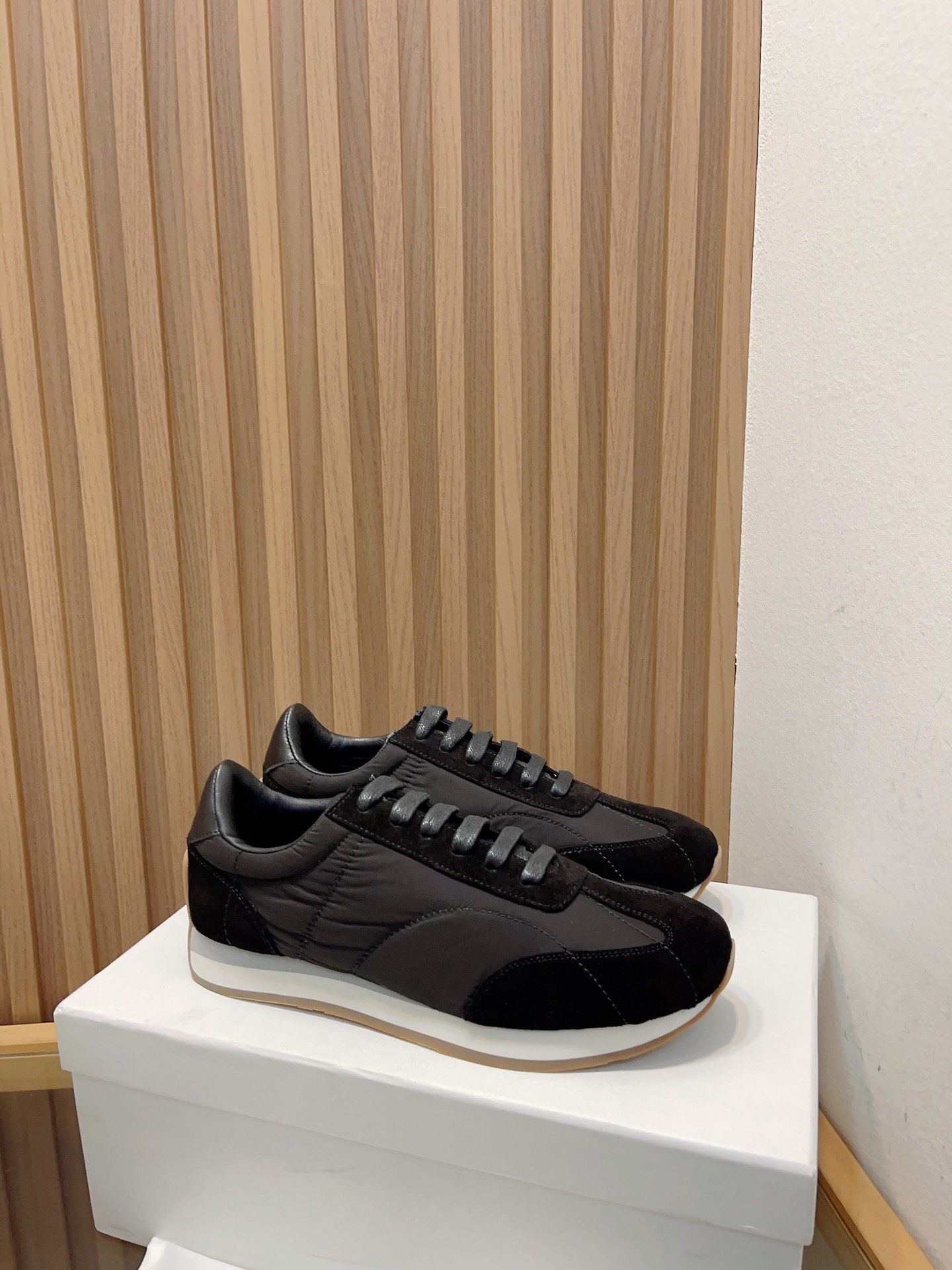 Toteme 2023 Recreational Sneakers: Lightweight Design with Nylon Tweezers, Red Sister’s Cutter - 图片 4