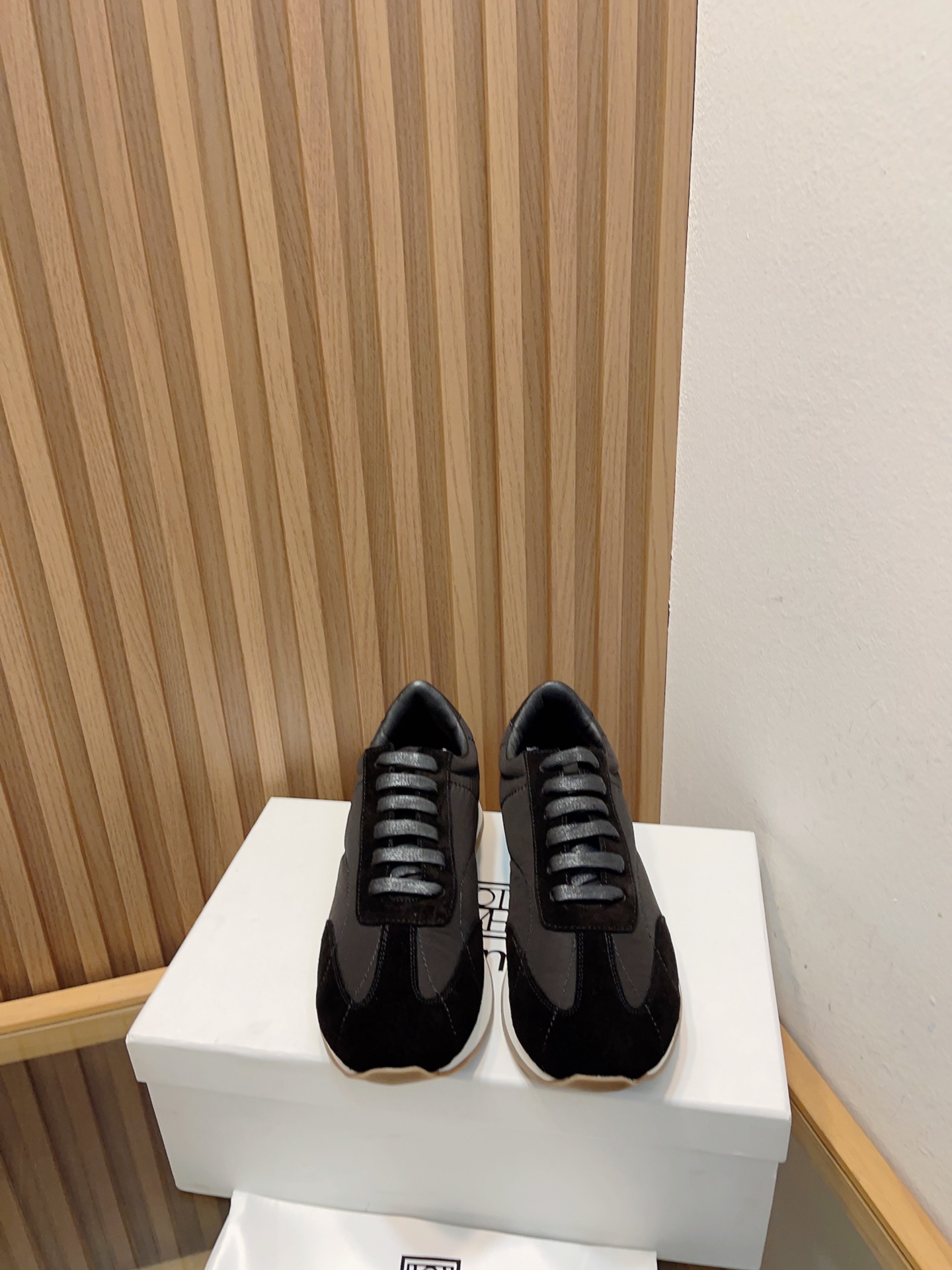 Toteme 2023 Recreational Sneakers: Lightweight Design with Nylon Tweezers, Red Sister’s Cutter - 图片 2