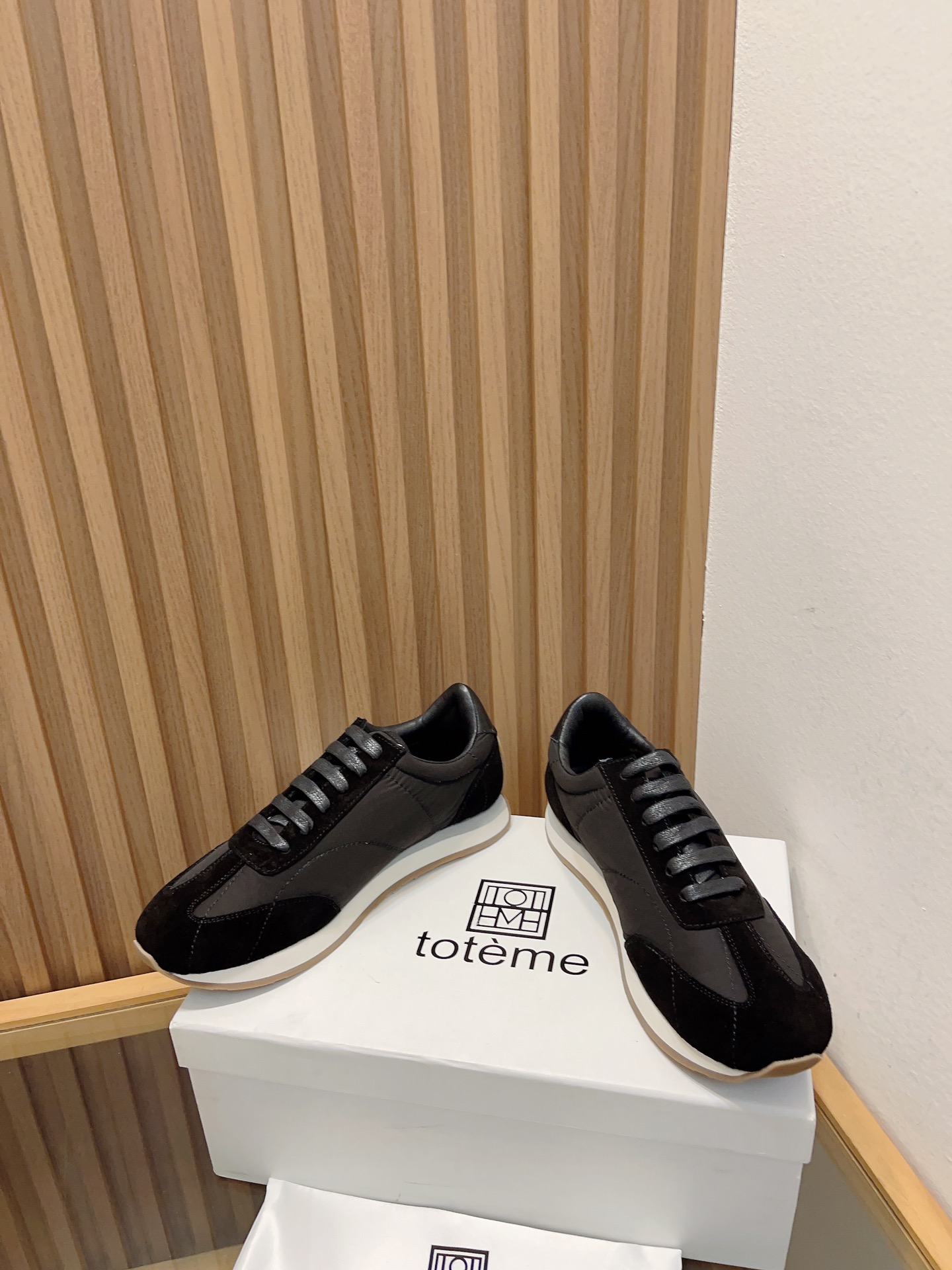 Toteme 2023 Recreational Sneakers: Lightweight Design with Nylon Tweezers, Red Sister’s Cutter - 图片 3