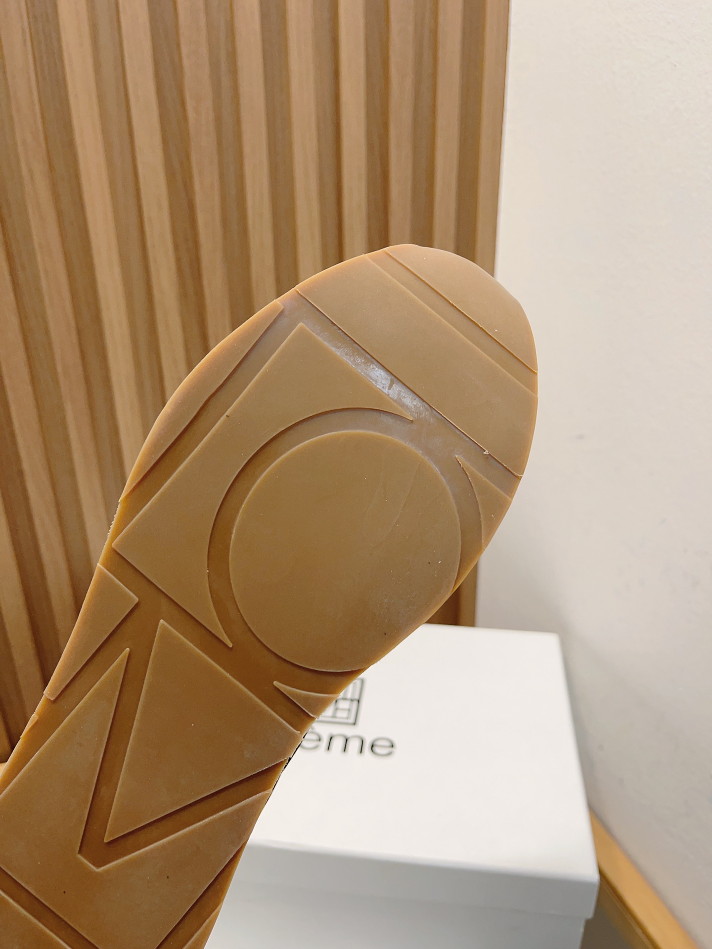 Toteme 2023 Recreational Sneakers: Lightweight Design with Nylon Tweezers, Red Sister’s Cutter - 图片 9