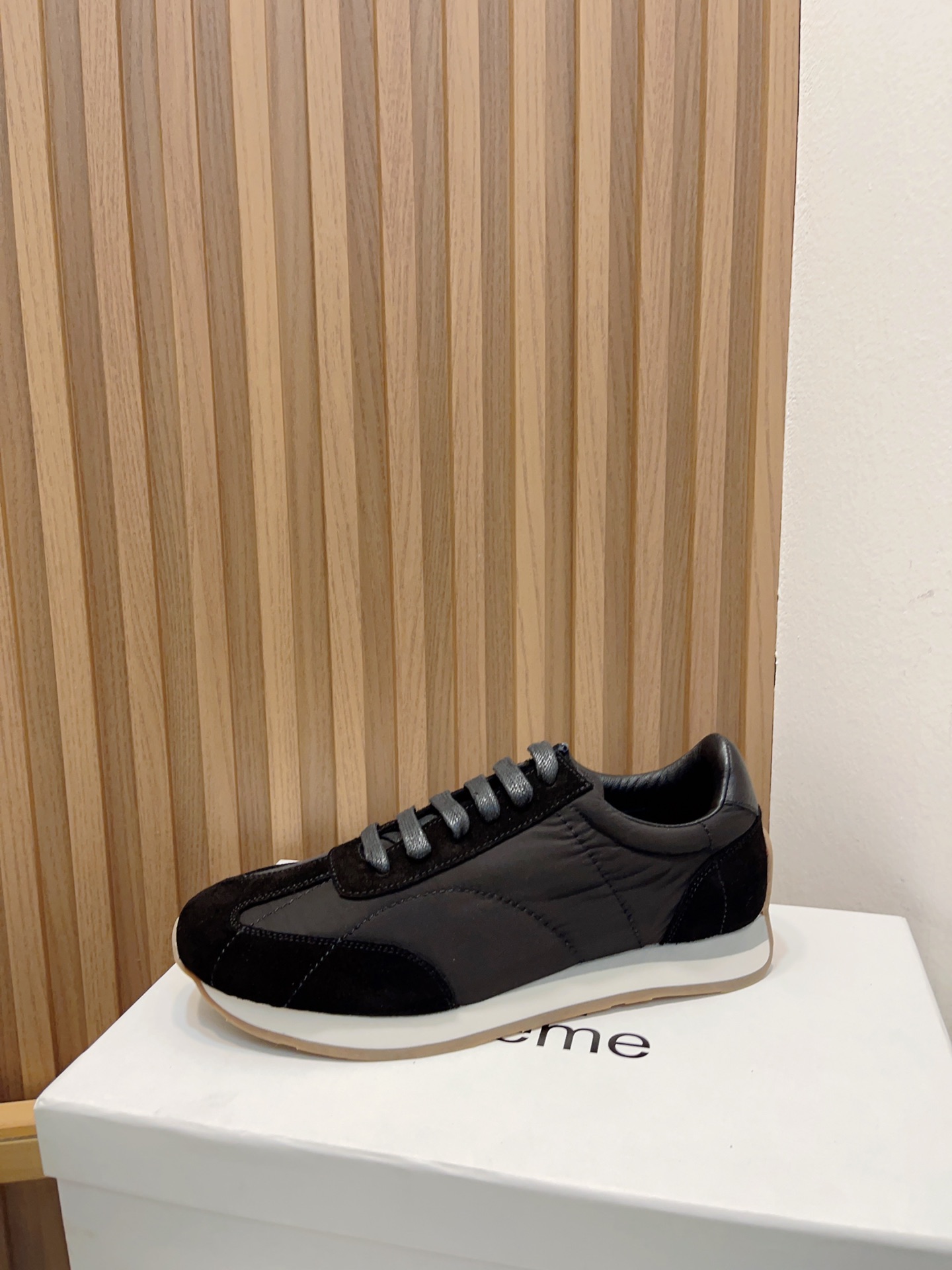 Toteme 2023 Recreational Sneakers: Lightweight Design with Nylon Tweezers, Red Sister’s Cutter - 图片 8