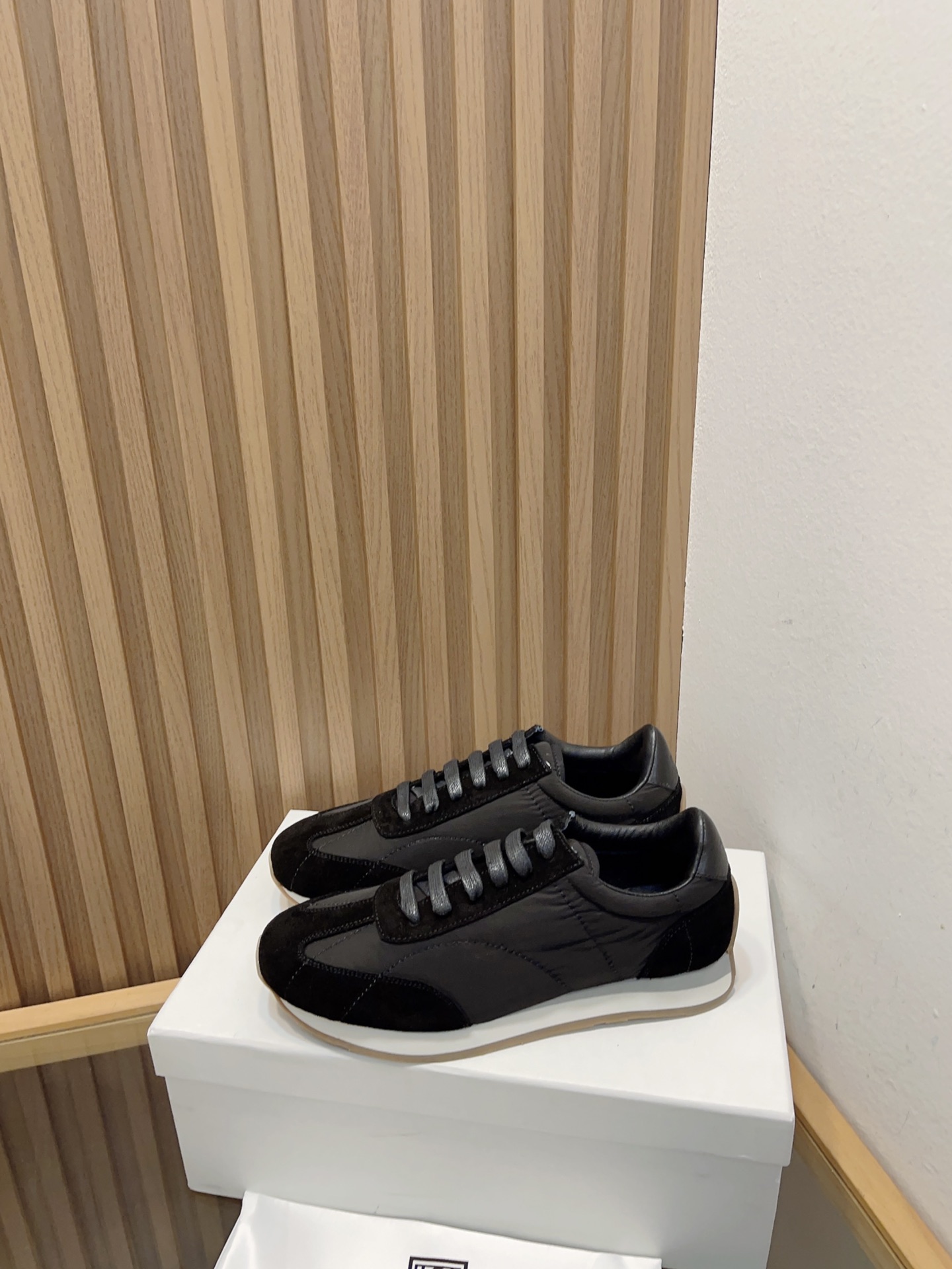 Toteme 2023 Recreational Sneakers: Lightweight Design with Nylon Tweezers, Red Sister’s Cutter - 图片 1