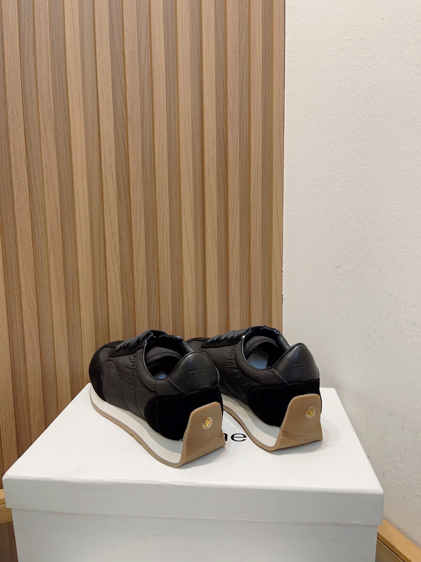 Toteme 2023 Recreational Sneakers: Lightweight Design with Nylon Tweezers, Red Sister’s Cutter - 图片 5