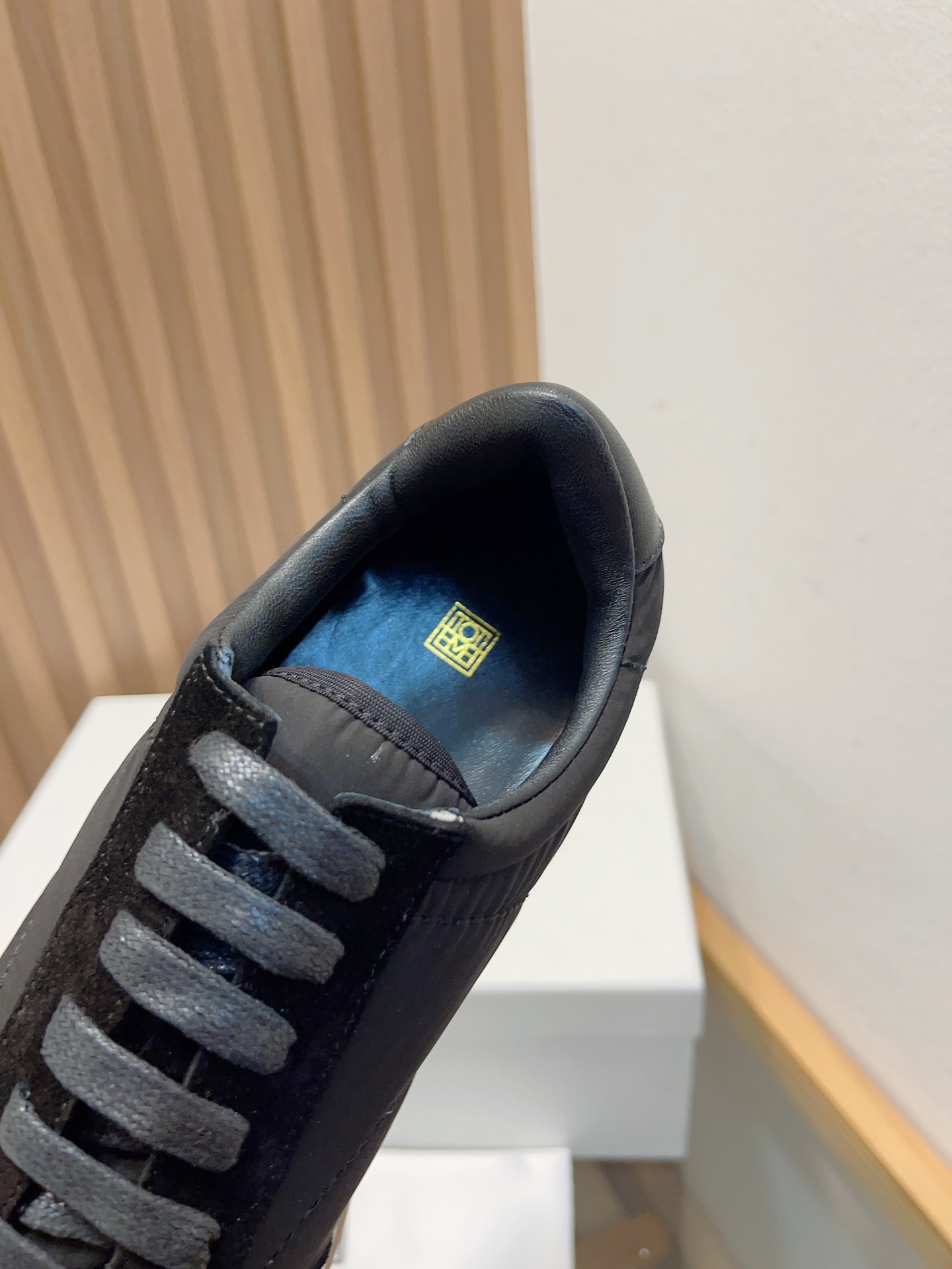 Toteme 2023 Recreational Sneakers: Lightweight Design with Nylon Tweezers, Red Sister’s Cutter - 图片 7