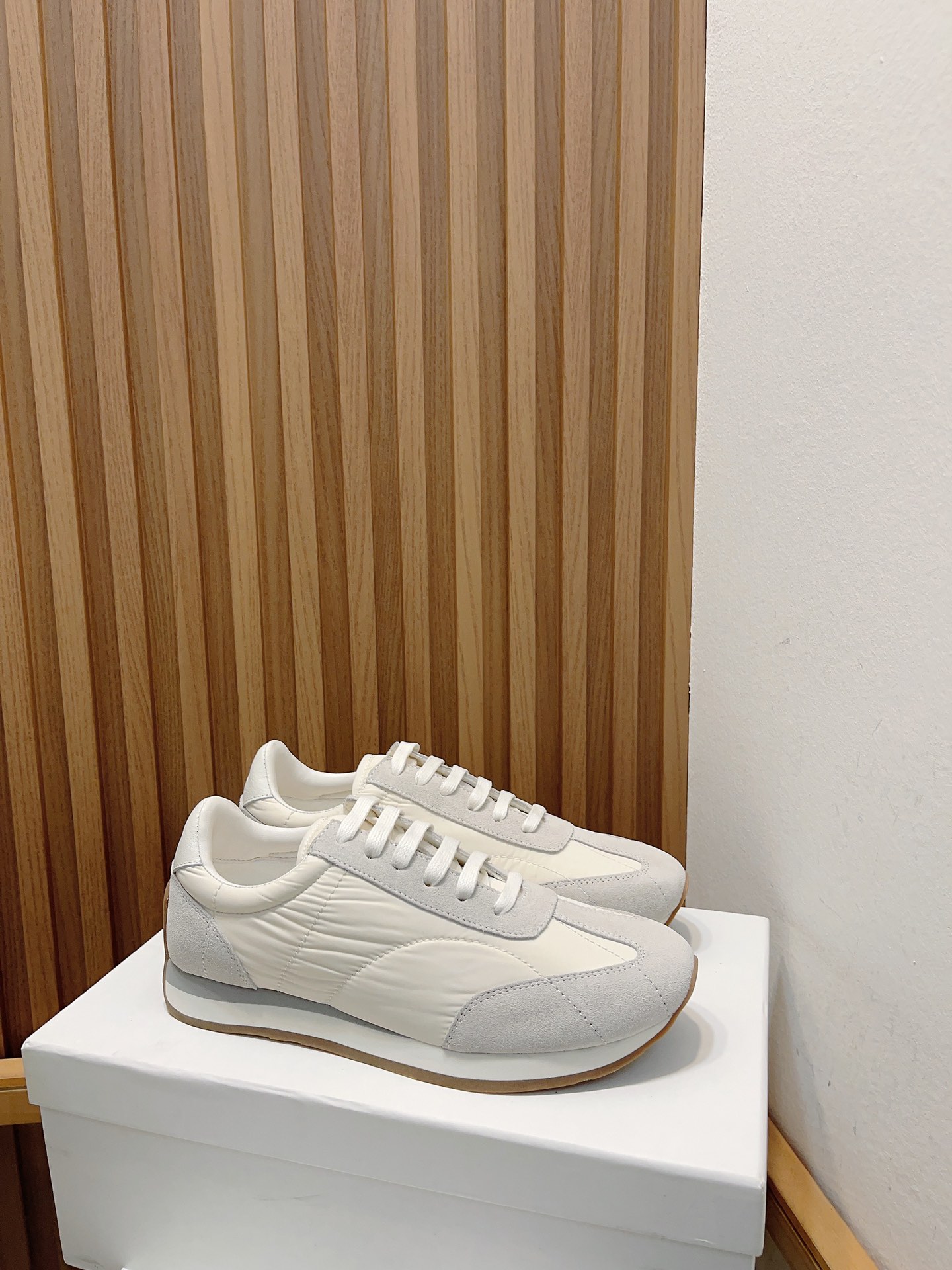 Toteme 2023 Recreational Sneakers: Lightweight Design with Nylon Tweezers for Comfort - 图片 4