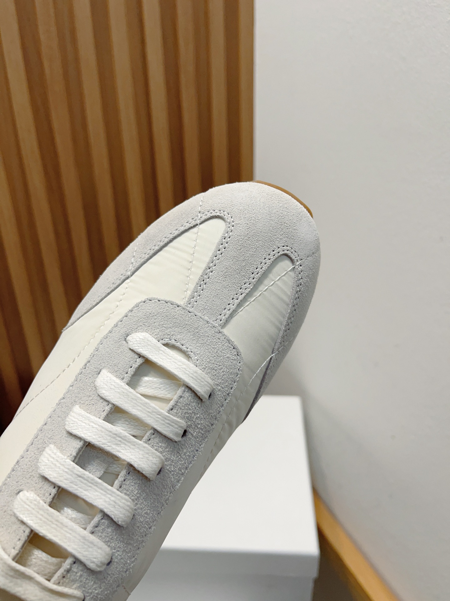 Toteme 2023 Recreational Sneakers: Lightweight Design with Nylon Tweezers for Comfort - 图片 6