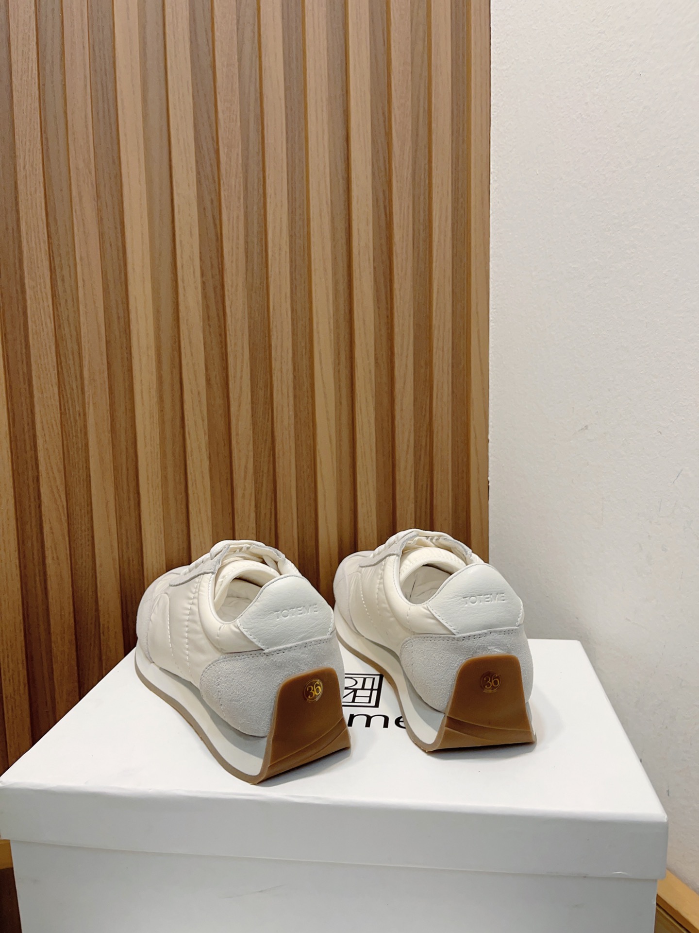 Toteme 2023 Recreational Sneakers: Lightweight Design with Nylon Tweezers for Comfort - 图片 5